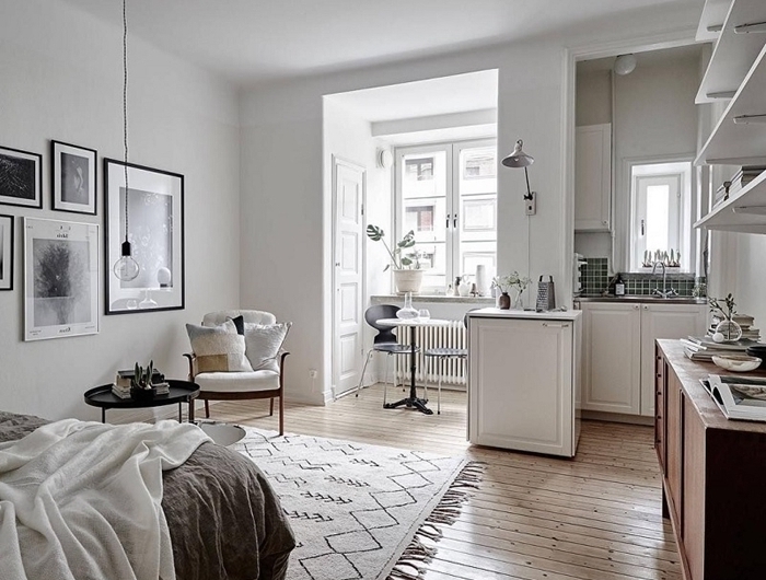 design intérieur style minimaliste tapis franges lit cocooning petite cuisine ouverte crédence carrelage vert foncé