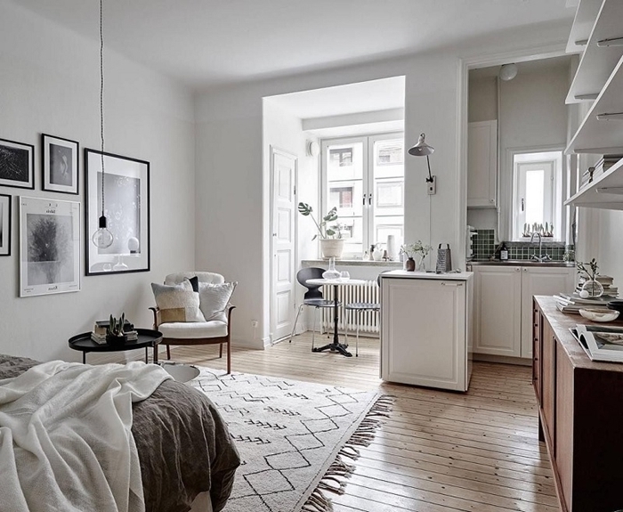 design intérieur style minimaliste tapis franges lit cocooning petite cuisine ouverte crédence carrelage vert foncé