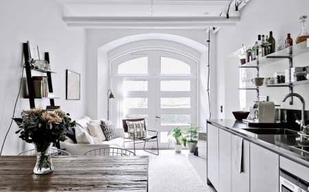 design intérieur style scandinave plan de travail noir étagère verre aménagement petit studio cuisine longueur