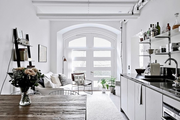 design intérieur style scandinave plan de travail noir étagère verre aménagement petit studio cuisine longueur