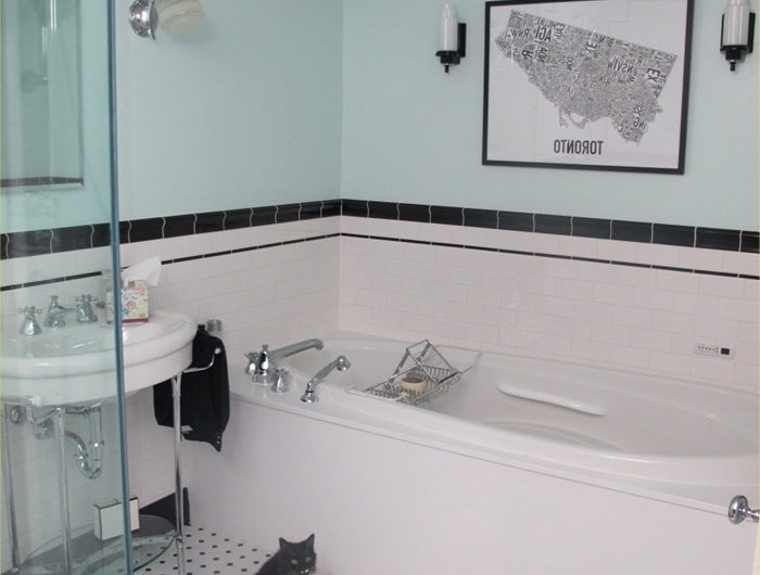 design salle de bain style rétro peinture murale bleu pastel cadre photo noir baignoire robinet inox deco art deco