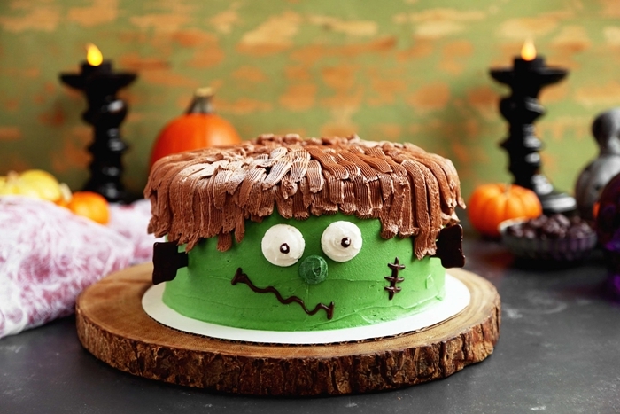 dessert en forme de monstre halloween glaçage vert yeux monstre en sucre meringue cheveux au chocolat fondu