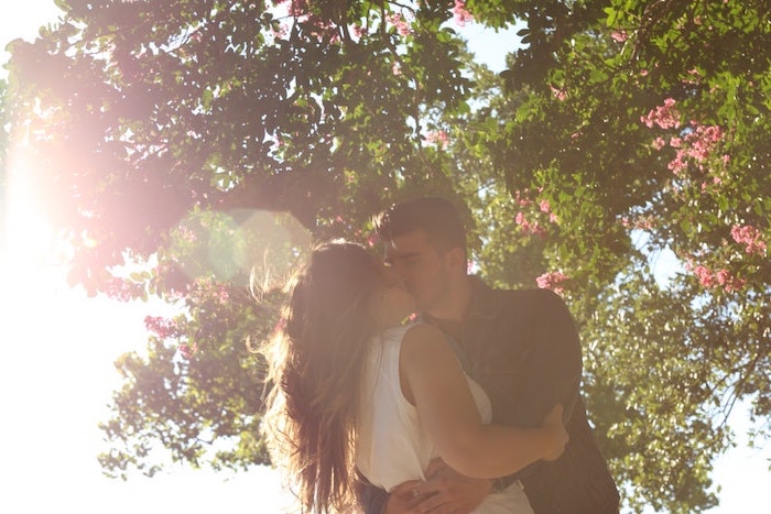 deux amoureux sous un arbre fleuri esthetique romantiaue le plus beau fond d ecran