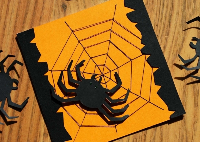 diy carte halloween papier cartonné orange bordure feuille noire figurine araignée 3d yeux perles noires araignée fil