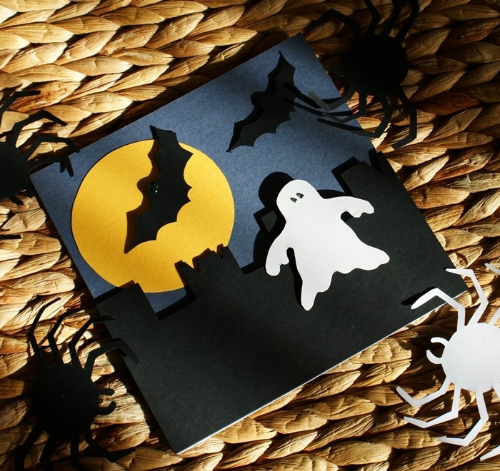 diy carte papier noir silhouette paysage nocturne activité manuelle halloween pleine lune papier jaune chauve souris papier