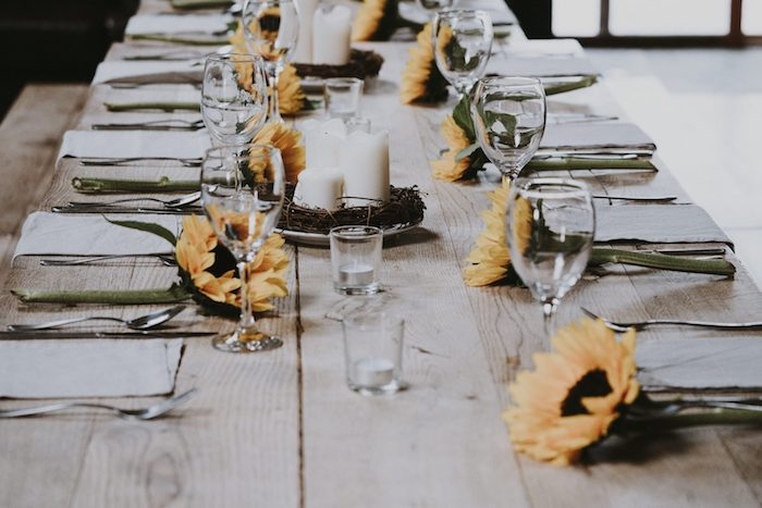 dressage de table ordre des verres et des nappes sur une table en bois rustique decore de tournesols