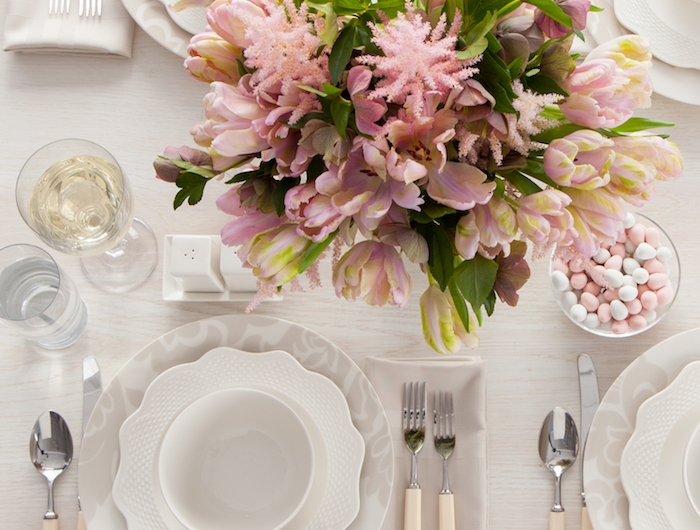dressage de table ordre des verrres decoree avec des fleures roses et des petits bonbons dans une tasse