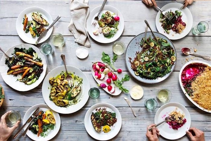 dresser une table a la francaise un diner servi a prtager buffet delicieux informel avec des radis salade et legumes grilles