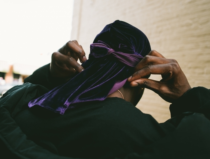 durag violet accessoire cheveux coiffure styliser chevelure homme bijoux collier or vêtements streetstyle