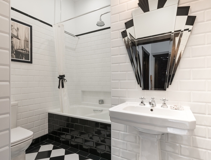 déco blanc et noir style ancien idée carrelage salle de bain motifs géométriques évier sur piédestal miroir éclairage spots led