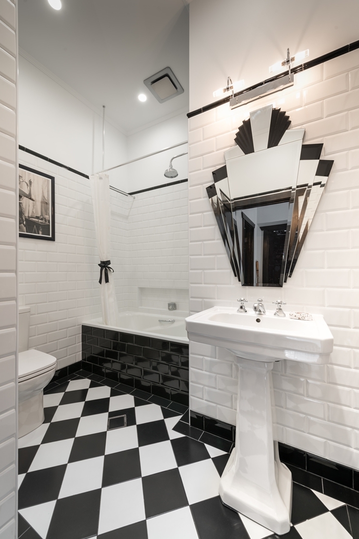 déco blanc et noir style ancien idée carrelage salle de bain motifs géométriques évier sur piédestal miroir éclairage spots led
