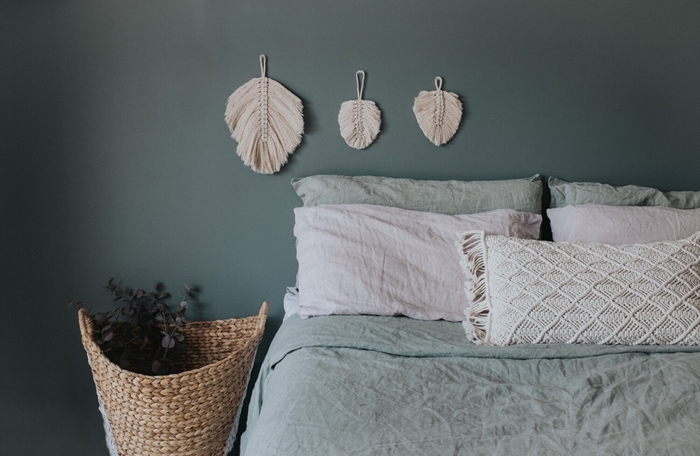décoration chambre à coucher minimaliste avec accessoires bohème chic coussin macramé peinture murale grise diy macramé
