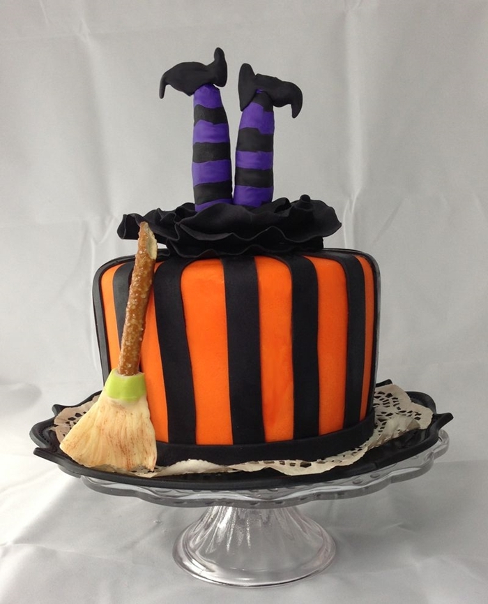 décо de gâteau d halloween sourcière chaussette violet et noir fondant sucre création balais fondant orange et noir