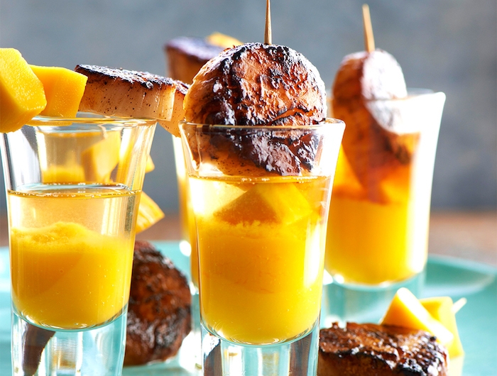 escalopes grillées servies avec du jus de mangue idée recette verrine apéro simple et originale