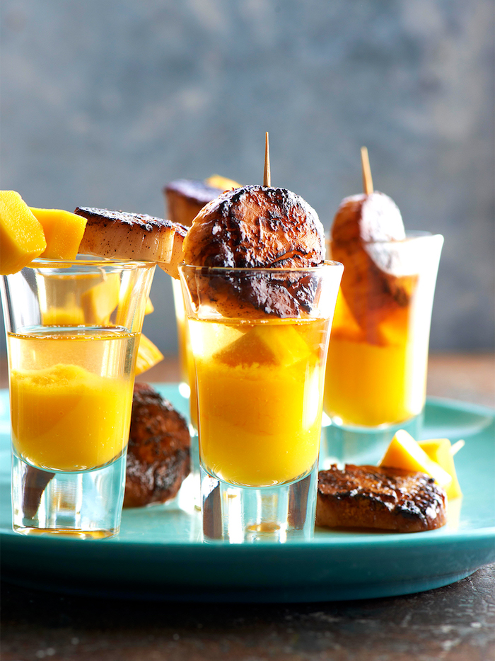 escalopes grillées servies avec du jus de mangue idée recette verrine apéro simple et originale