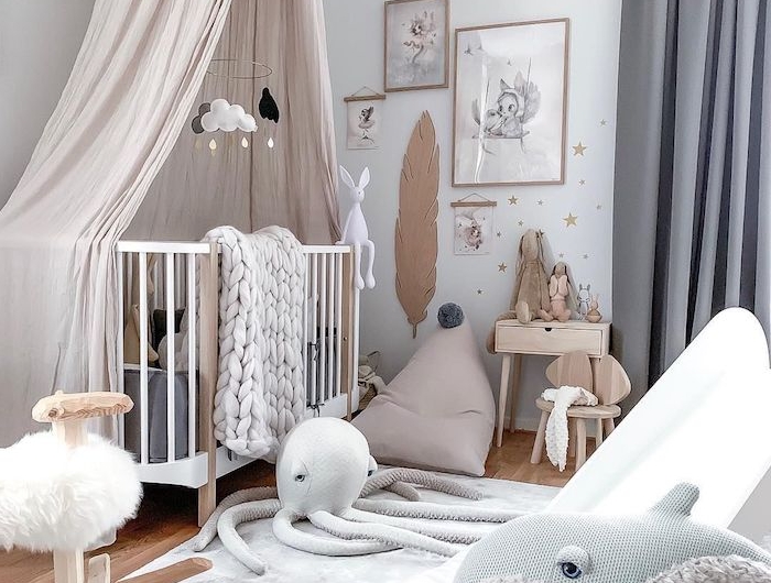 exemple de chambre bébé cocooning coussind assise grise lit cocooning avec ciel de lit jouets bord de mer