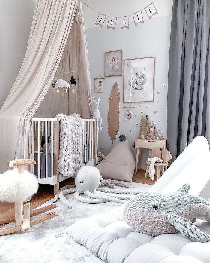 exemple de chambre bébé cocooning coussind assise grise lit cocooning avec ciel de lit jouets bord de mer