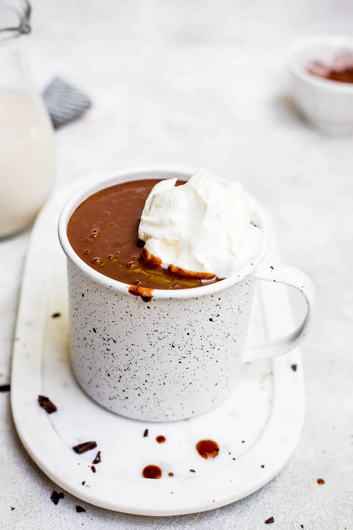exemple de chocolat chaud maison recette simple lait cacao vanille et topping de crème fouettée