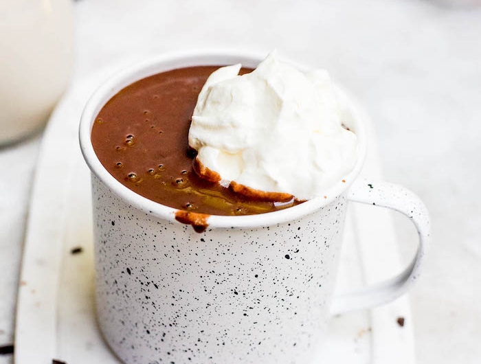 exemple de chocolat chaud maison recette simple lait cacao vanille et topping de crème fouettée