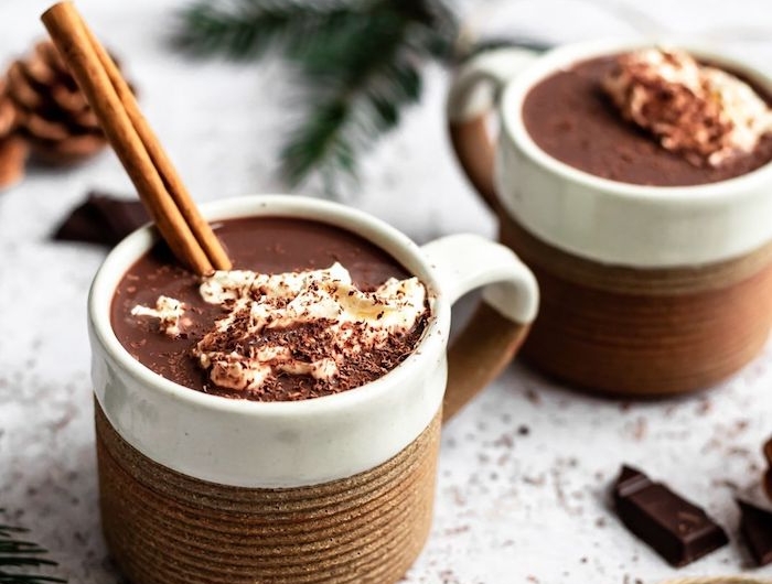 exemple de chocolat chaud maison vegan avec cacao et lait d amande et de coco recette boisson vegan
