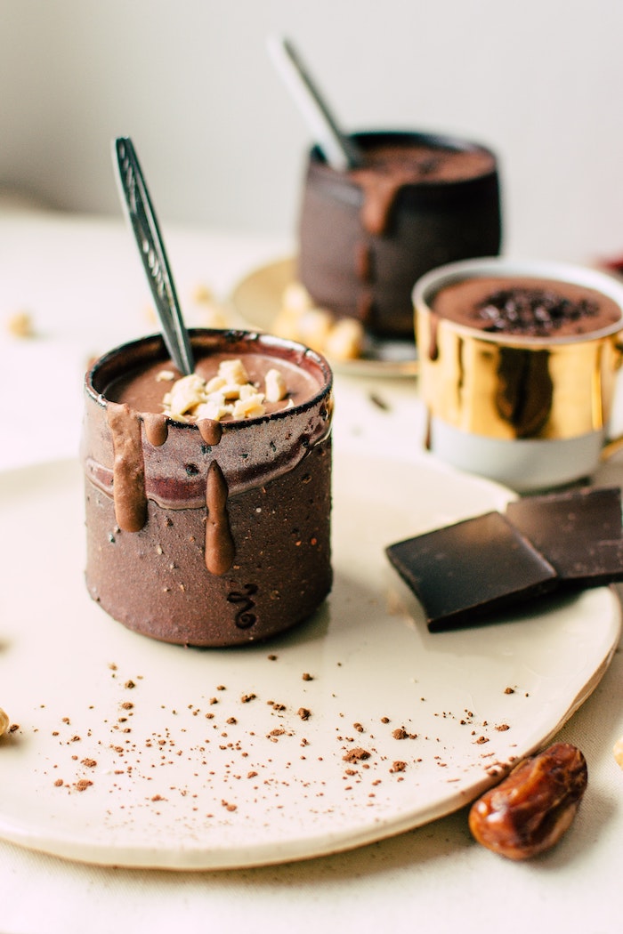 exemple de recette chocolat chaud épaisse avec des noix et dattes et chocolat noir exemple boisson recondortante