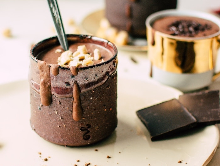 exemple de recette chocolat chaud épaisse avec des noix et dattes et chocolat noir exemple boisson recondortante