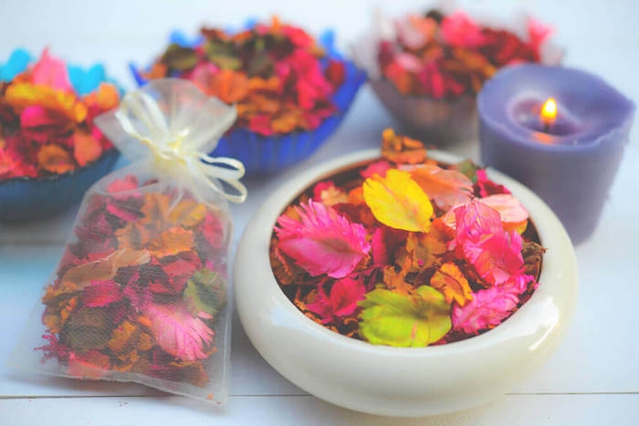 exemple pot pourri decoration florale de pétales de fleurs et de feuilles colorées dans sachet transparent