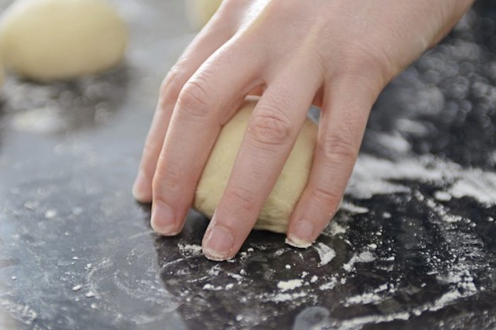 faconner davantage la boule de pate avec la main comment faire des bagels maison