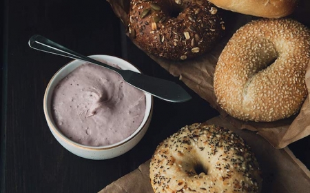 faire sa pate a tartiner idee de servir sur un plateau en bois avec des bagels frais garnis de sesame