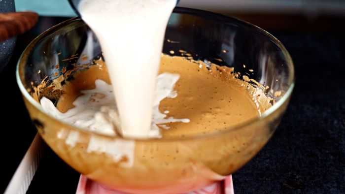 faire tempérer les jaunes d oeufs en versant une louche de lait dans un bol de verre comment faire du lait de poule maison