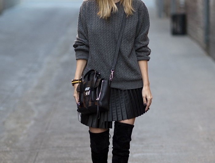 femme en mini jupe et bottes look boho chic capeline noire pull gris anthracite sac bandoulière noir cuir