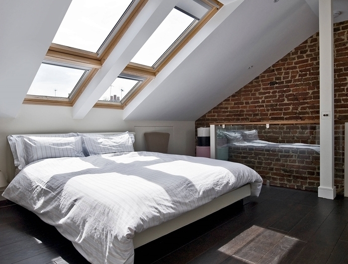 fenêtre de plafond bois chambre sous les toits mur briques riuges design minimaliste lit cadre noir et blanc