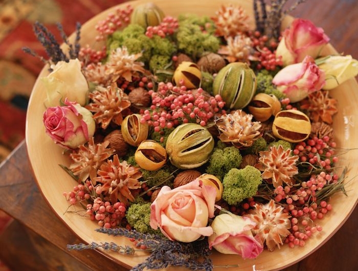 fleurs séchées déco roses lavabde et aures vegetaux dans assiette de bois exemple de deco a faire soi meme pour la maison