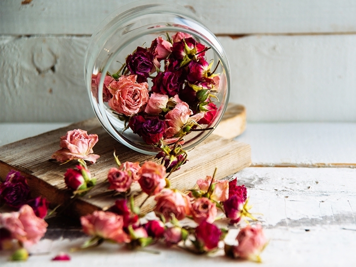 fleurs séchées déco technique de séchage roses à l air libre pot verre planche découpe bois pétales roses séchées