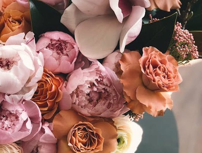 fond d ecran aesthetic fanee et romantique avec un bouquet de roses dans une vase