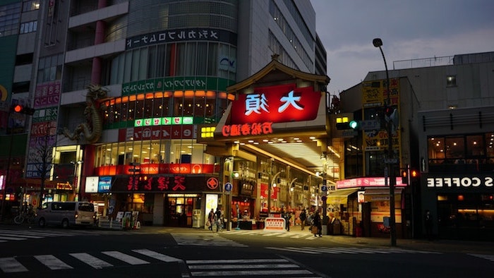 fond d écran esthétique vibrante vive et colores un grand boulevard en asie avec beaucoup de publicites illumines