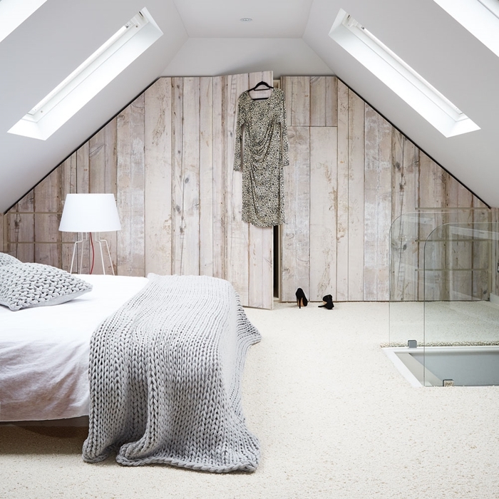 garde robe bois clair intégré fenêtre de plafond chambre avec dressing déco lit cocooning plaid crochet coussins