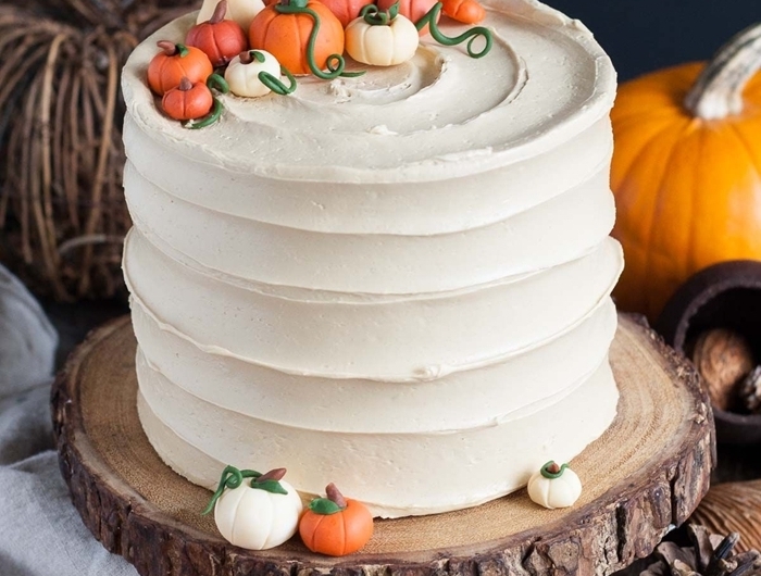 gateau anniversaire halloween ganache blanche décoration avec petites citrouilles courges en pâte sucre colorant alimentaire