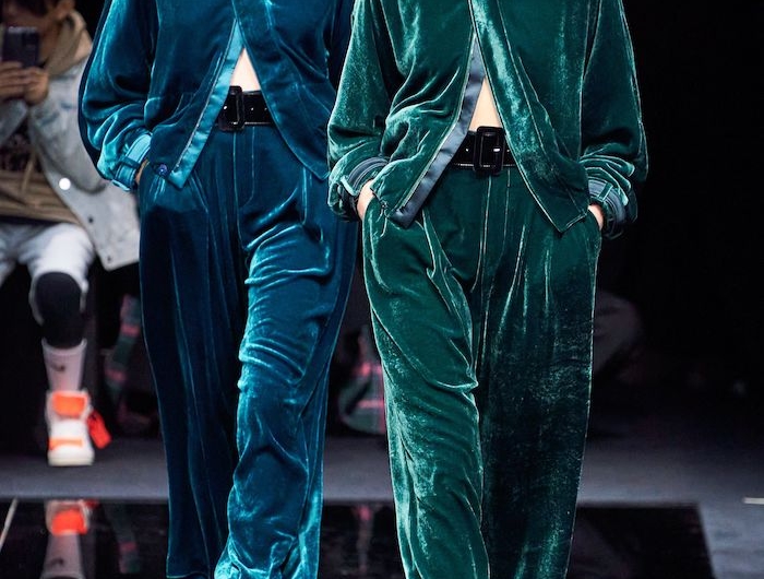 giorgio armani idee tenue femme style sportif des tailleurs en pluche couleurs verte et turquois avec lunettes de soleil