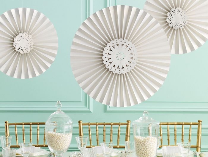 idee brunch buffet comment mettre la table des decorations de papier dans une salle a manger avec des murs turquoises