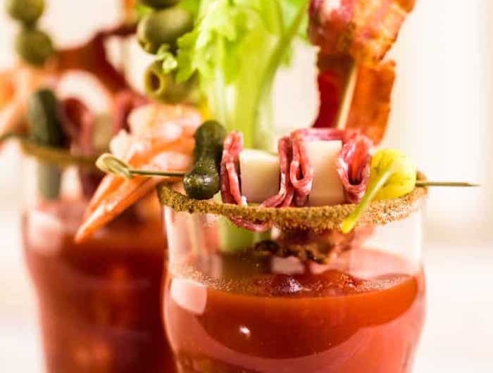 idee de boisson pour un brunch cocktail bloody mary avec de bacob des olives et de celery que faire pour un brunch