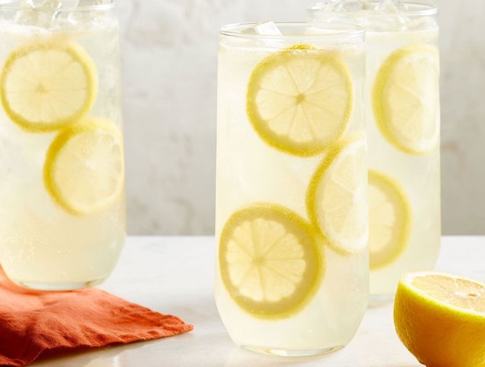 idee de boisson pour un brunch de limonade a la vanille fait maison avec des tranches de citron et de sucre