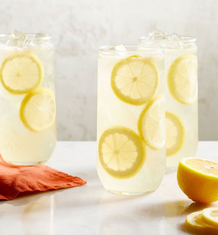 idee de boisson pour un brunch de limonade a la vanille fait maison avec des tranches de citron et de sucre