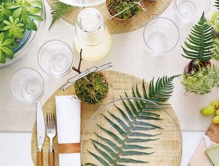 idee de decoration table originale avec des plantes vertes des couverts avec des details en bois et coussins de table en liege
