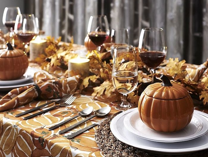 idee de rangement de la table pour halloween decoration d automne avec des citrouilles