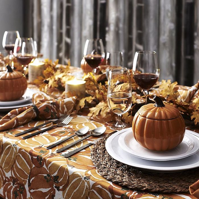 idee de rangement de la table pour halloween decoration d automne avec des citrouilles
