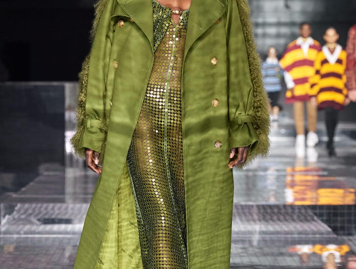 idee de style vestimentaire femme en robe et manteau vertes surdimensionnes avec des paillettes