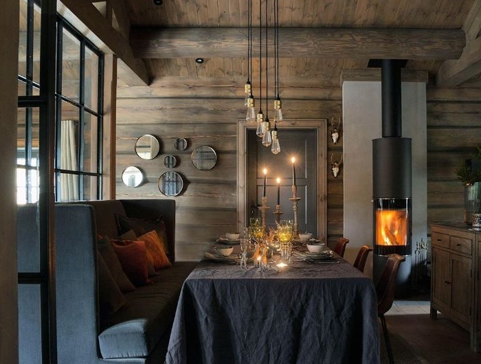 idee deco salle a manger rustique avec des murs de bois miroirs ronds cheminée design canapé gris anthracite