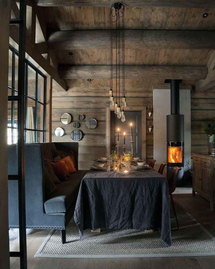 idee deco salle a manger rustique avec des murs de bois miroirs ronds cheminée design canapé gris anthracite