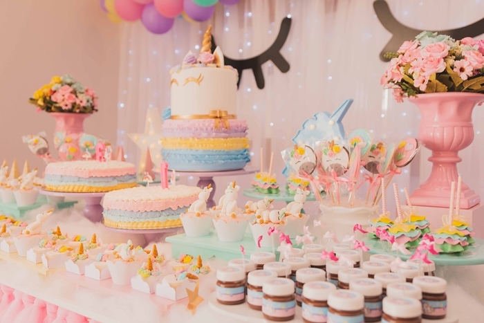 idee decoration anniversaire fille sur theme licorne gateau guirlande cupcakes arc en ciel dessert vase fleurs rose